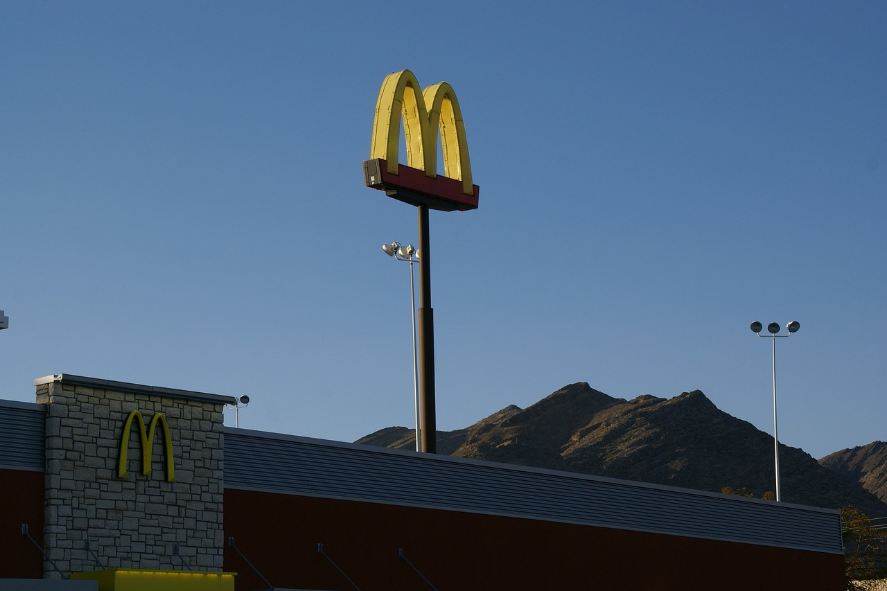 Escasez de Trabajadores en EEUU obliga a McDonald's a contratar a Adolescentes